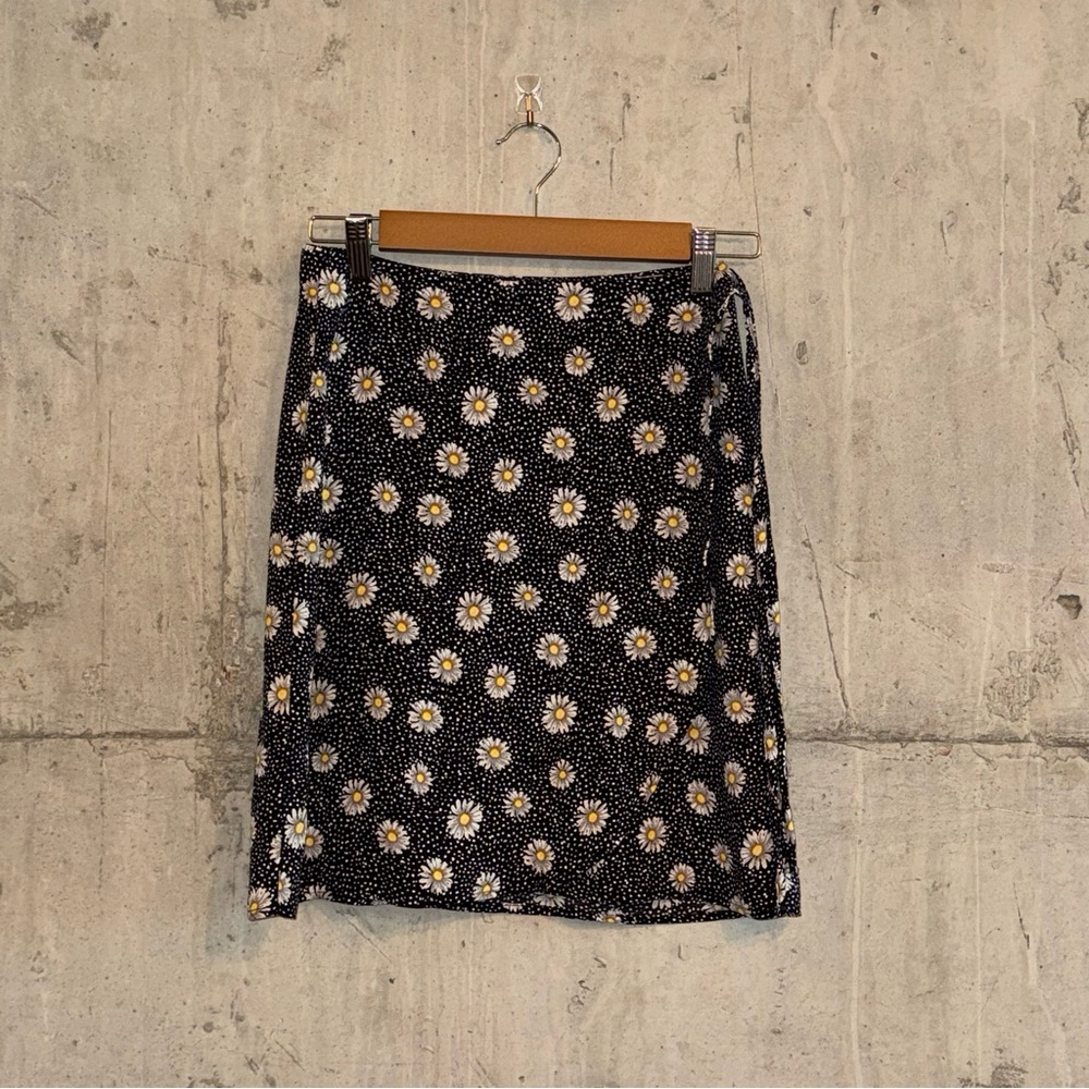 New Look Black Daisy Print Mini Skirt
